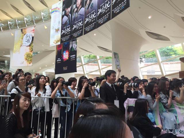 被偶像公主抱是什么滋味?旋风一般的感觉~