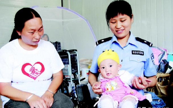 16年前,汶川女警揭衣露乳哺育9婴,归来连升四级,最后结局泪目