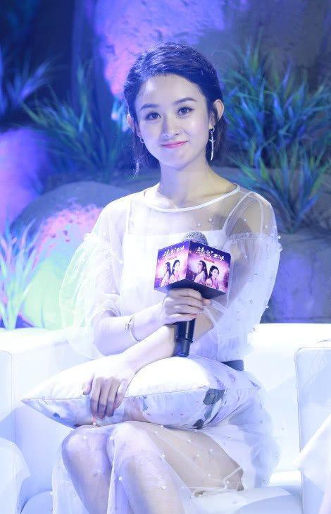 赵丽颖出席酒会活动，为了防走光竟然穿了这个