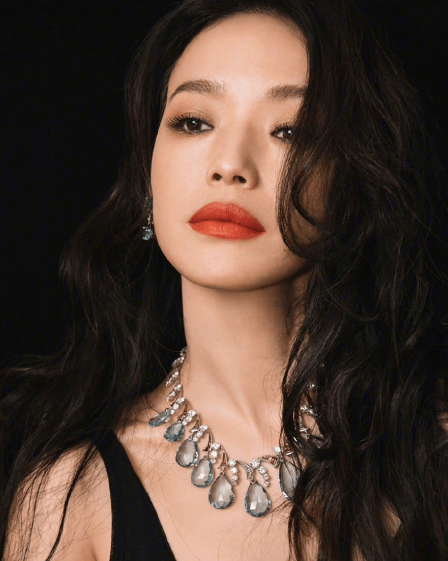 舒淇成名史：19岁全裸写真，20岁一脱成名，性感女神崛起之路