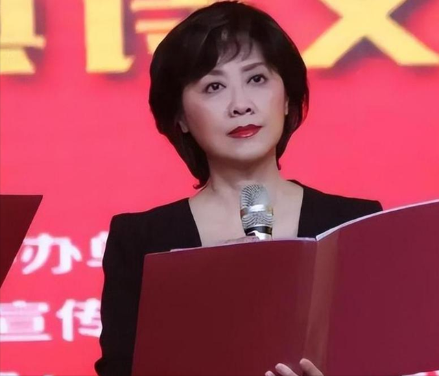 72岁朱琳现身，容貌变化惊为天人，“女儿国国王”果然名不虚传