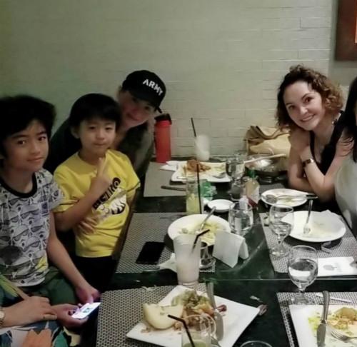 张柏芝与妈妈罕见同框,两儿子都忍不住称赞外婆的美貌