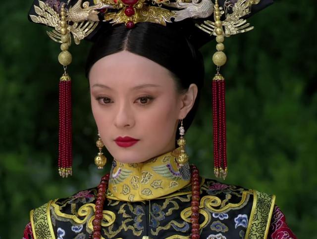 甘露寺中:在原著内,甄嬛回宫时下了一道狠令,令静白生不如死