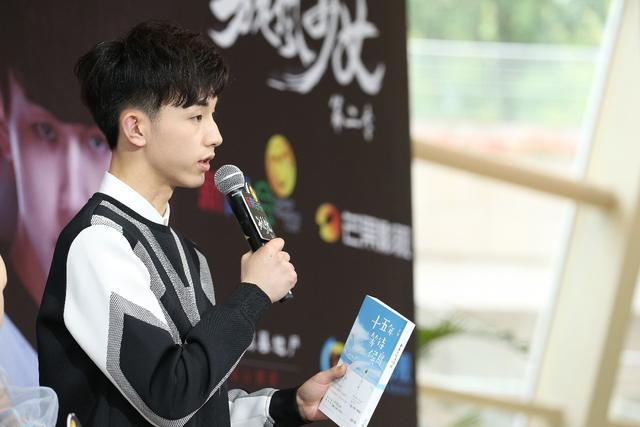 被偶像公主抱是什么滋味?旋风一般的感觉~