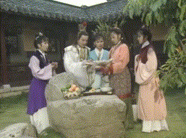 五版晴雯撕扇,有人在撕扇,有人像大小姐,有人像凶婆娘?