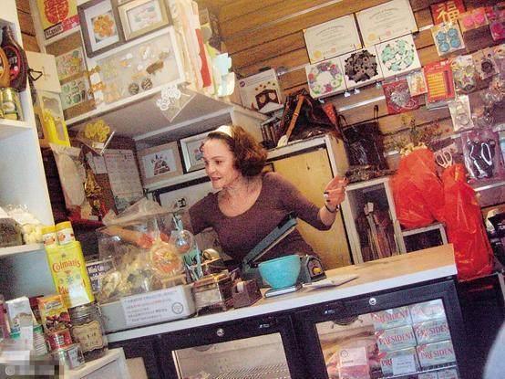 张柏芝与妈妈罕见同框,两儿子都忍不住称赞外婆的美貌