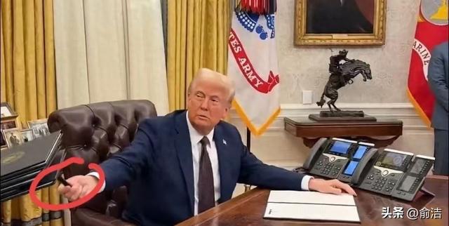 他为何将签署总统令的笔交给小肯尼迪？