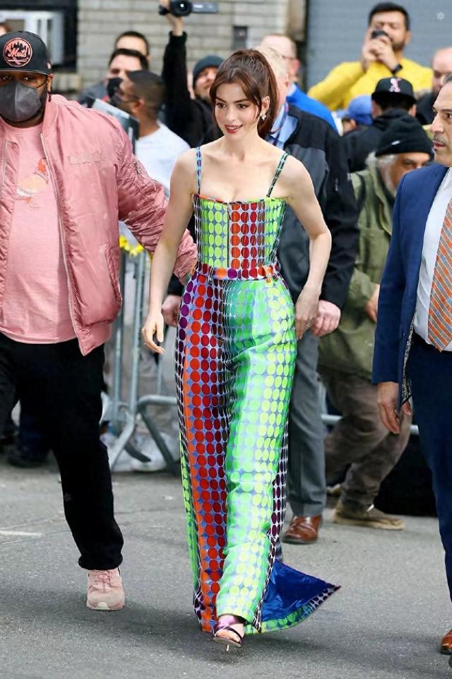 安妮海瑟薇穿吊带秀锁骨，肤白貌美皮肤超好，网友：美得不像人类