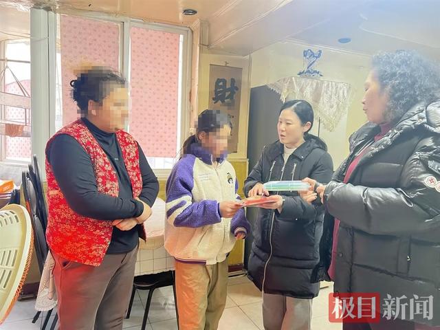 元宵前夕，武汉一小学的教师们提着灯笼家访学生