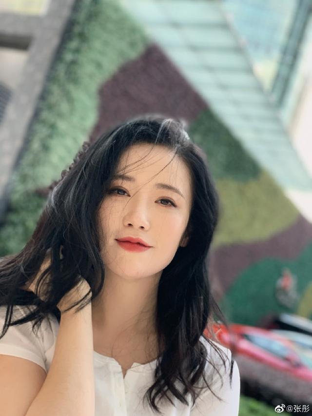 42岁张彤近况，接连两部新剧来袭，生活照颜值太高