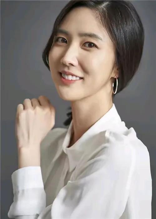 她被誉为“国民媳妇”,只因错爱一男星,如今42岁甘愿一生孤独。