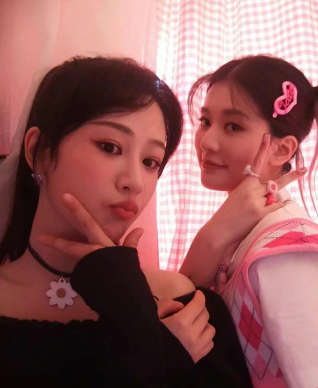 杨紫30岁生日晒出14张照片庆生，脸长山根粗壮，网友热议撞脸那英