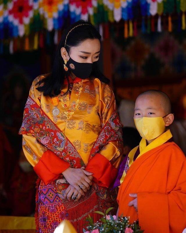 不丹老国王好福气：娶4位亲姐妹为妻，4位王母凤眼迷人比佩玛还美