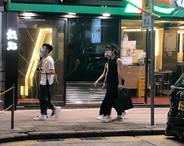 许靖韵恋情又添锤！与神秘男十指紧扣大方逛街，对方被扒是富二代