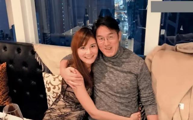 34岁女网红甘当小三，金主是66岁富豪，餐厅内激吻被拍，身材火辣