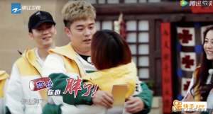 门前大桥下游过一群鸭儿歌(跑男又搞事兄弟团处女演奏会,爆笑上演贝乐虎儿歌《数鸭子》)