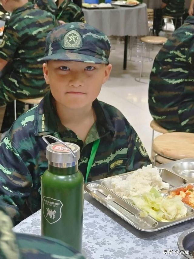 黄伊汶暑假送儿子到深圳军训，8岁儿子日晒雨淋，出营后当场痛哭