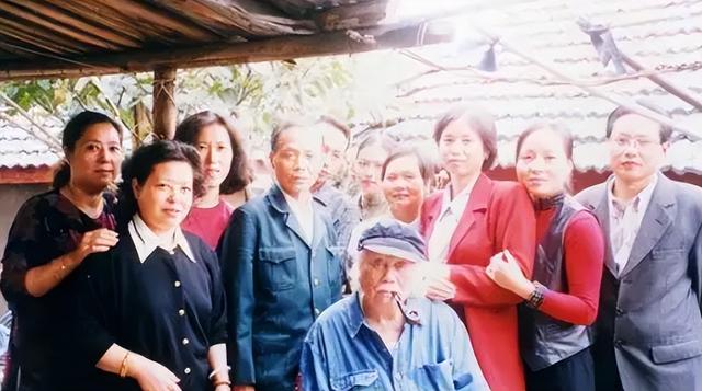 成龙原名陈港生,为何儿子姓房?这其中又有怎样的故事?