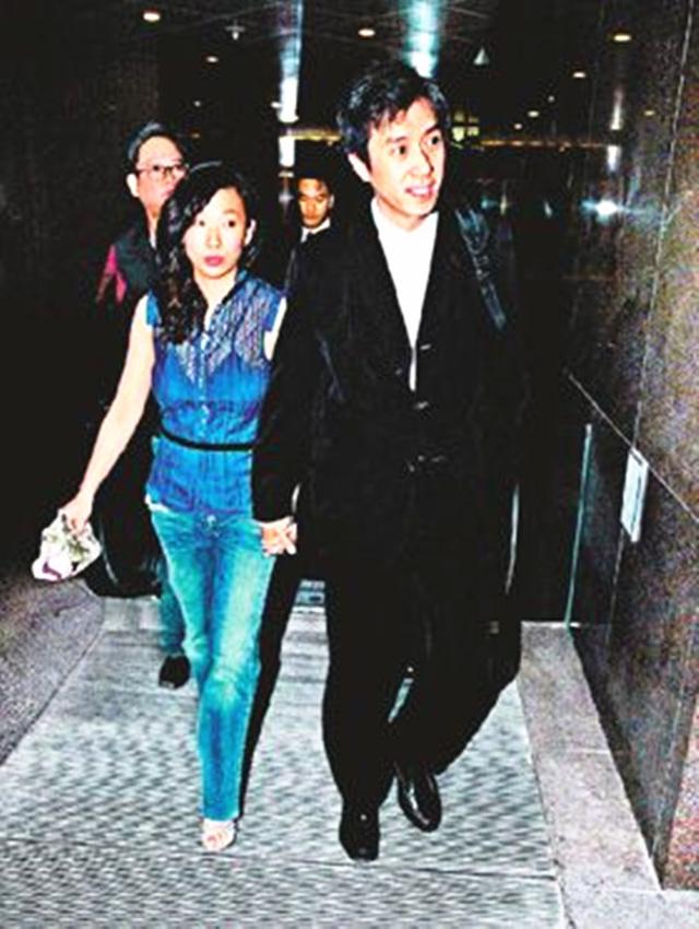 倪震丧父后首露面，与张达明喝啤酒心情好，对方曾患癌身材消瘦