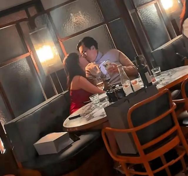 34岁女网红甘当小三，金主是66岁富豪，餐厅内激吻被拍，身材火辣
