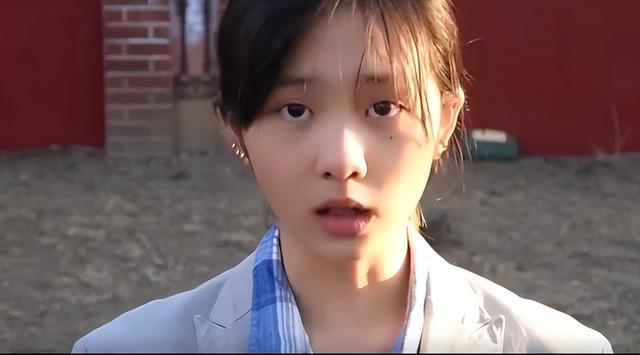 黄多多深夜抹红唇自拍,16岁的她打扮越来越成熟,个性十足