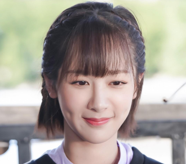 杨紫30岁生日晒出14张照片庆生，脸长山根粗壮，网友热议撞脸那英