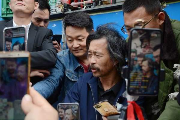 流浪大师沈巍:退网后变身专家,跟女粉丝关系亲密却不承认