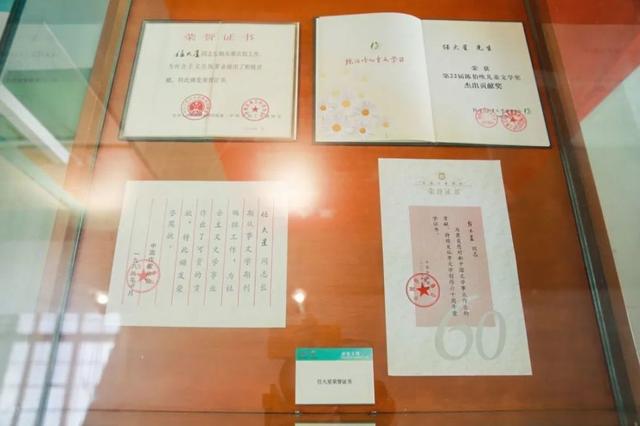 中国儿童文学界有自己的“格林兄弟”,他们的文学之光在浦东图书馆“双璧生辉”