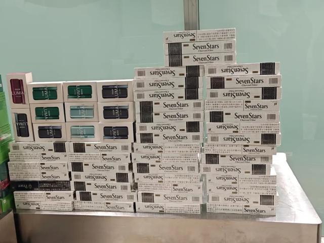旅客代购2万多支香烟入境被查！海关提醒：烟草制品属于国家限制进境物品
