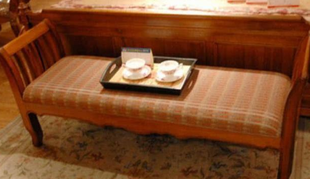 为什么酒店床尾都会摆一个凳子？其实这是古人发明的，叫“春凳”