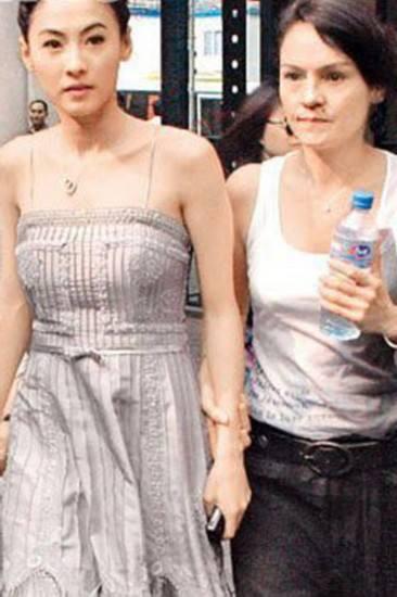 张柏芝与妈妈罕见同框,两儿子都忍不住称赞外婆的美貌