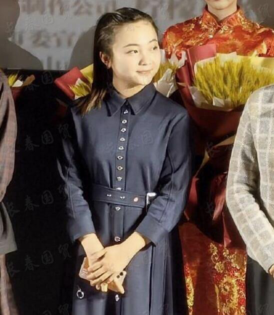 21岁童星林妙可发福了?面部圆润有肿胀感,穿衣风格太老气