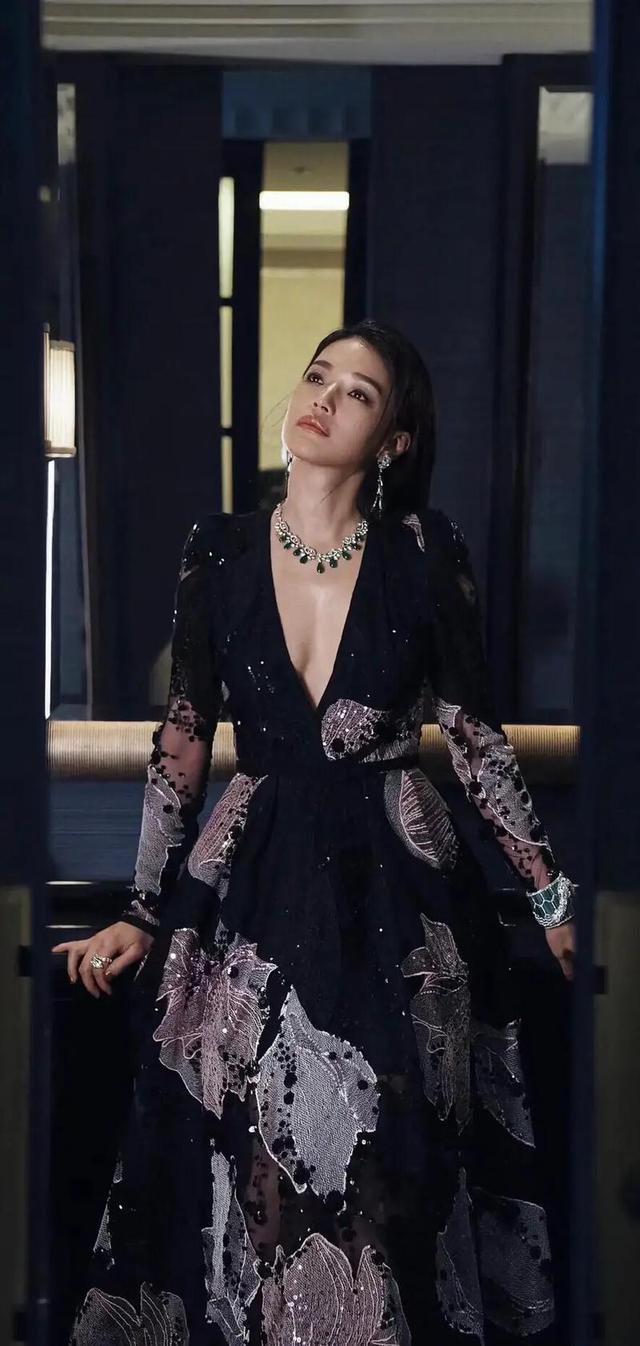 舒淇成名史：19岁全裸写真，20岁一脱成名，性感女神崛起之路