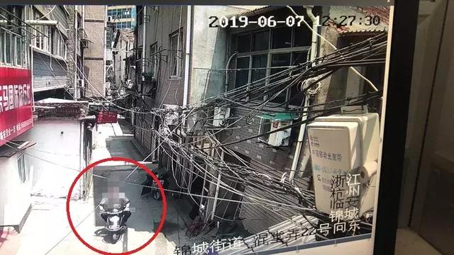 女子被人拖进小树林!“不许动!抢劫!不要手机转账!”