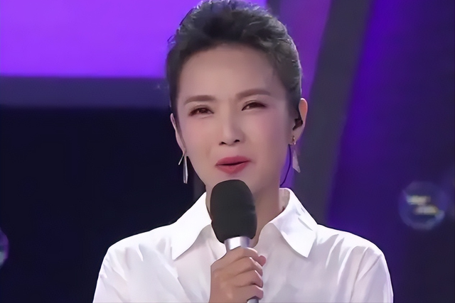 她曾红过董卿，却选择了回归家庭，现在52岁的管彤生活太幸福