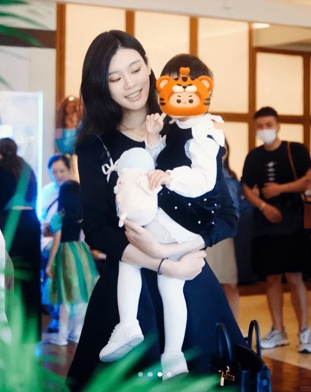 赌王三房前儿媳齐娇状态好,前婆婆独宠两个孙女,过幸福名媛生活