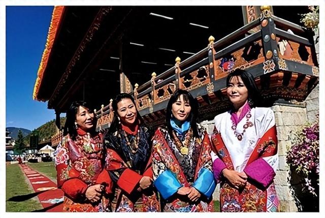 不丹老国王好福气：娶4位亲姐妹为妻，4位王母凤眼迷人比佩玛还美