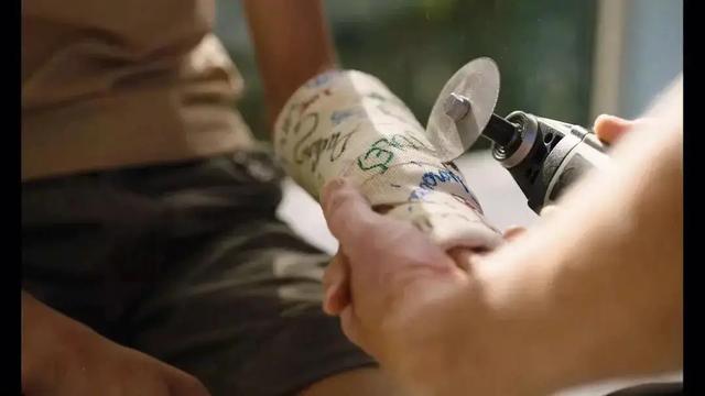 《亲密》：亲密关系的复杂性与挑战