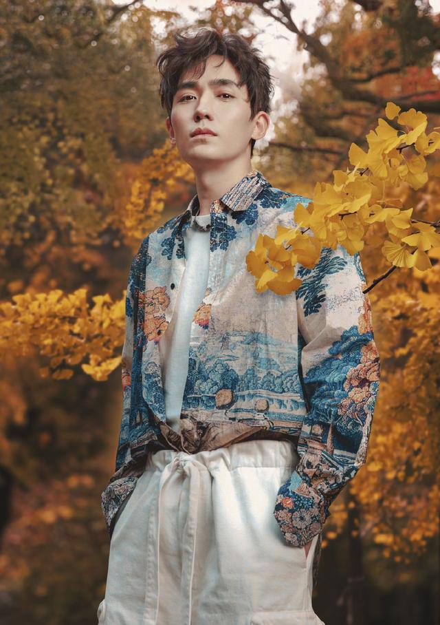 爸妈上阵齐打榜,“50后”阿姨抢杂志,朱一龙魅力怎么这么大?