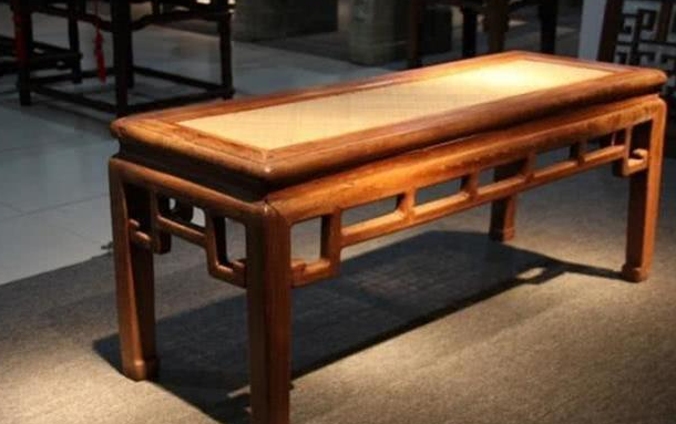 为什么酒店床尾都会摆一个凳子？其实这是古人发明的，叫“春凳”