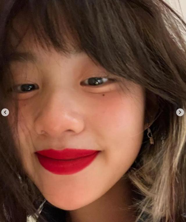 黄多多深夜抹红唇自拍,16岁的她打扮越来越成熟,个性十足