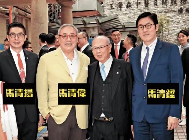 34岁女网红甘当小三，金主是66岁富豪，餐厅内激吻被拍，身材火辣