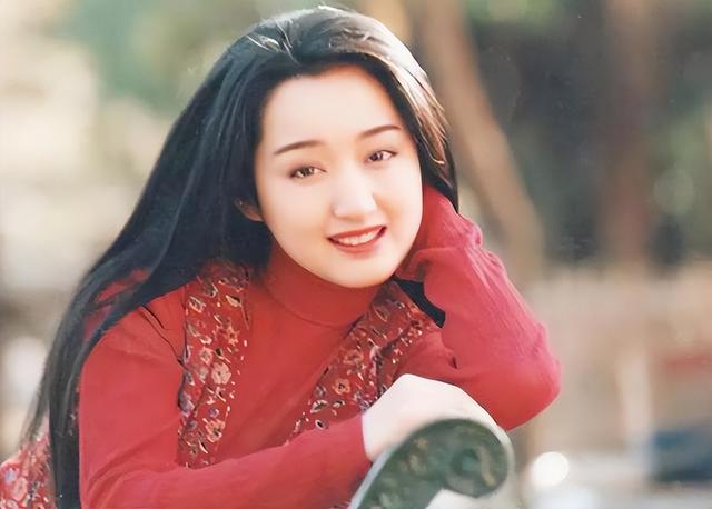 “甜歌皇后”杨钰莹：事业巅峰因与富二代恋情退圈，今53岁仍单身