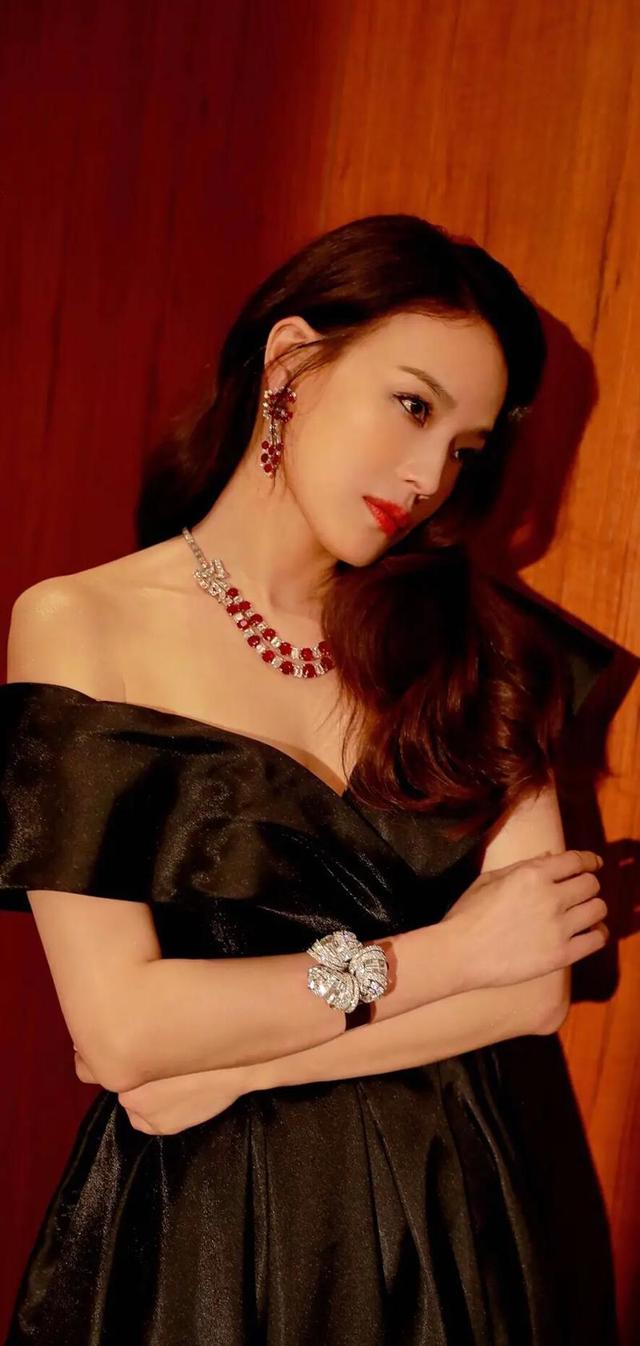 舒淇成名史：19岁全裸写真，20岁一脱成名，性感女神崛起之路