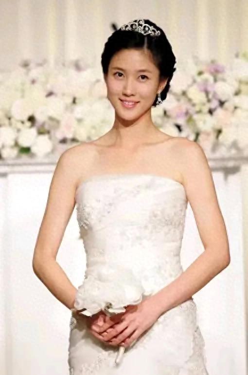 她被誉为“国民媳妇”,只因错爱一男星,如今42岁甘愿一生孤独。