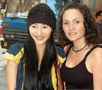 张柏芝与妈妈罕见同框,两儿子都忍不住称赞外婆的美貌