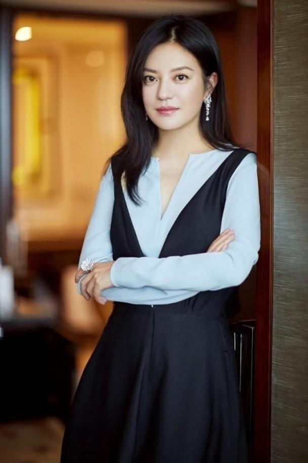 赵薇提交文件揭露前夫谎言，公开离婚日期，黄有龙涉嫌信披违规