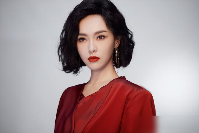 关晓彤和唐嫣《王牌对王牌》妆容大比拼，仙女VS大嫂，谁更吸睛？