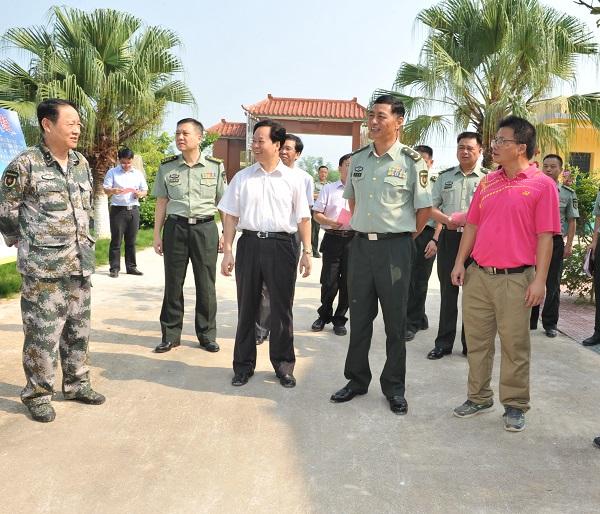 广西军区司令员肖运洪、政委姜英宇到宁明县开展精准扶贫调研和现场办公