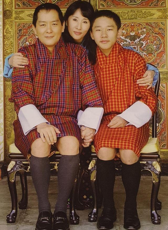 不丹老国王好福气：娶4位亲姐妹为妻，4位王母凤眼迷人比佩玛还美
